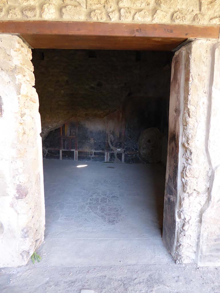 VI.16.7 Pompeii. September 2015. Doorway to room M, looking north across flooring.
Foto Annette Haug, ERC Grant 681269 DÉCOR.