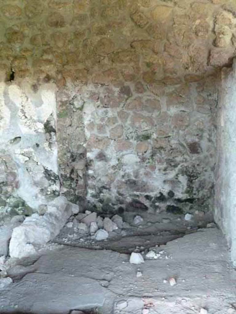 VI.16.7 Pompeii. May 2010. North wall of latrine area.