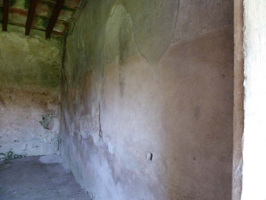 VI.16.7 Pompeii. May 2010. Room J, east wall.