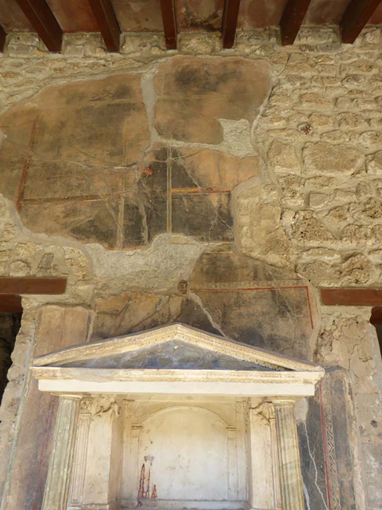 VI.16.7 Pompeii. September 2015. Room F, north wall of portico above lararium.
Foto Annette Haug, ERC Grant 681269 DÉCOR.