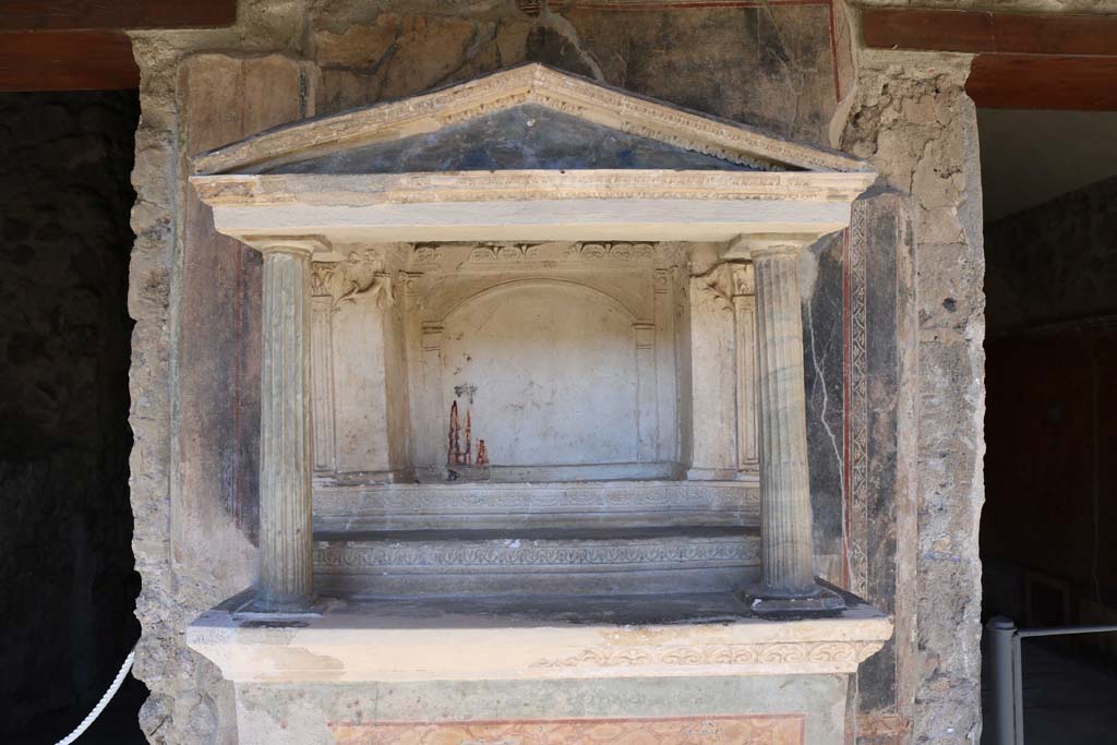 VI.16.7 Pompeii. December 2018.
Room F, north portico. Lararium with aedicula over altar to household gods. Photo courtesy of Aude Durand.