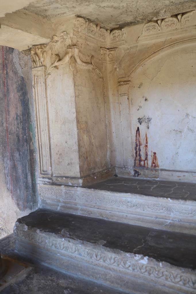 VI.16.7 Pompeii. December 2018.
Room F, north portico. Detail of stucco on west side of Lararium. Photo courtesy of Aude Durand.