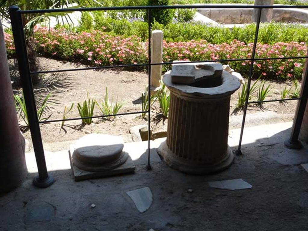VI.16.7 Pompeii. June 2013. Peristyle garden F, and puteal on north portico, after restoration. Photo courtesy of Buzz Ferebee.