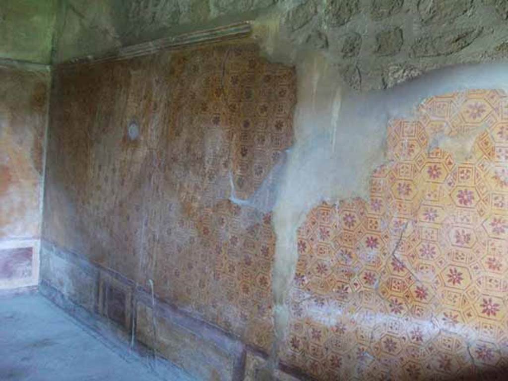 VI.16.7 Pompeii. May 2010. Room I, east wall. According to Garcia y Garcia, the irreparable loss of the half-medallion from the east wall was due to the explosion from the 1943 bomb that fell in the roadway outside the house.
See Garcia y Garcia, L., 2006. Danni di guerra a Pompei. Rome: L’Erma di Bretschneider. (p.96)