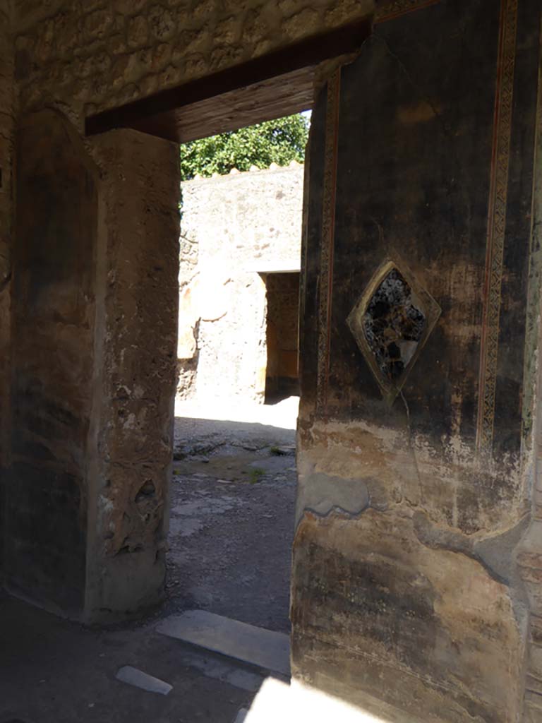 VI.16.7 Pompeii. September 2015. Doorway from north-east portico into atrium B, looking east.
Foto Annette Haug, ERC Grant 681269 DÉCOR.