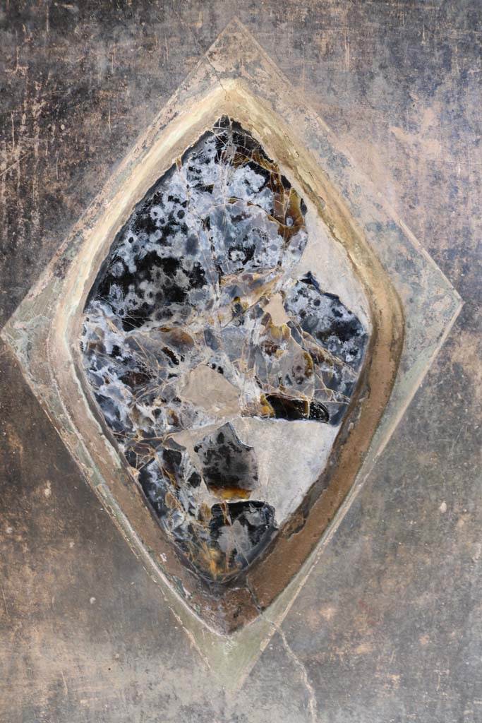 VI.16.7 Pompeii. December 2018.
Wall decoration in north-east corner of portico. Photo courtesy of Aude Durand.
On the east wall in the north-east corner of the north portico, an obsidian mirror was embedded in the plaster.