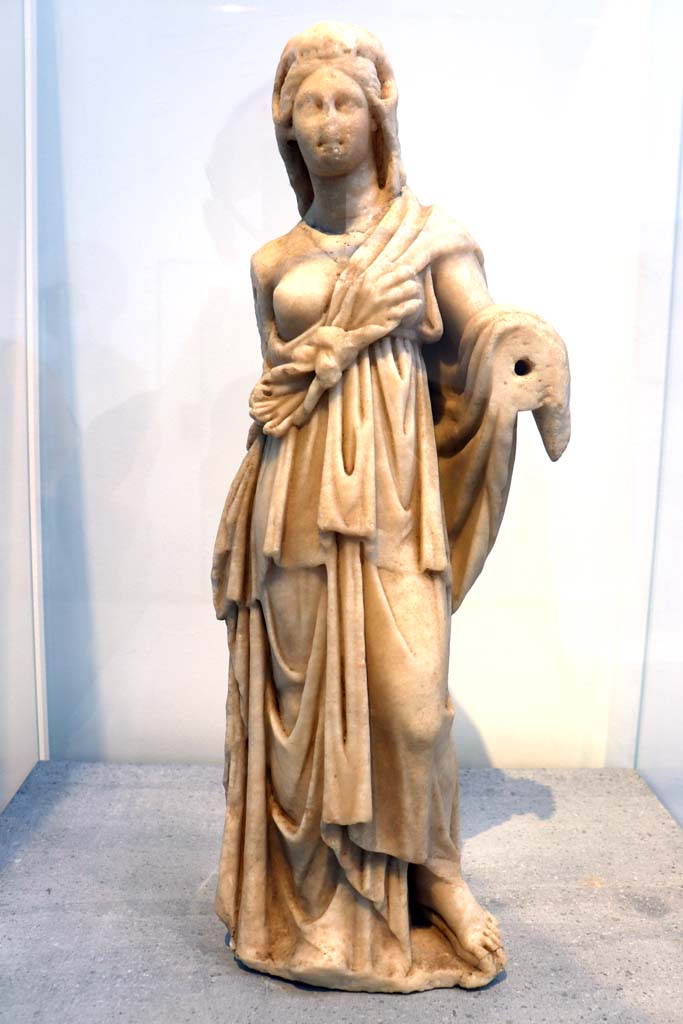 VI.16.7 Pompeii. February 2021. Marble statue of Omphale (made in Greece).
Photo courtesy of Fabien Bièvre-Perrin (CC BY-NC-SA).