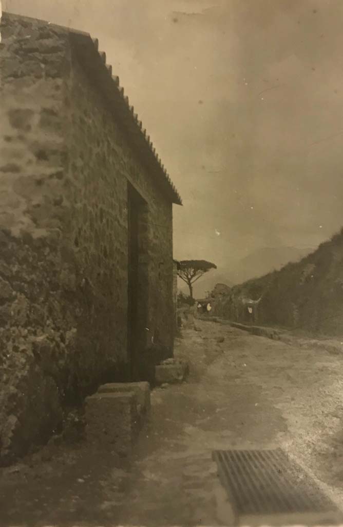 VI.16.7 Pompeii. 1934. Entrance doorway, on left. Looking north on Via del Vesuvio.
Photo courtesy of Rick Bauer.