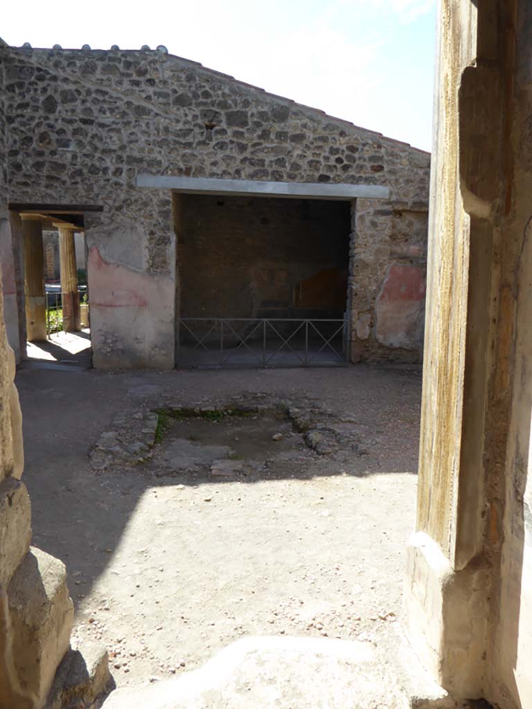 VI.16.7 Pompeii. September 2015. Entrance corridor A, looking west to atrium B.
Foto Annette Haug, ERC Grant 681269 DÉCOR.