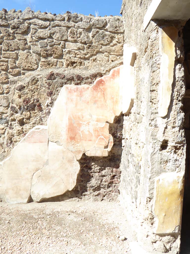VI.16.7 Pompeii. September 2015. North wall in north-east corner of atrium B, with doorway to room C, on right.
Foto Annette Haug, ERC Grant 681269 DÉCOR.