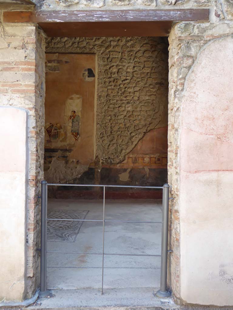 VI.16.7 Pompeii. September 2015. Side doorway in south wall of atrium B, looking into room G.
Foto Annette Haug, ERC Grant 681269 DÉCOR.