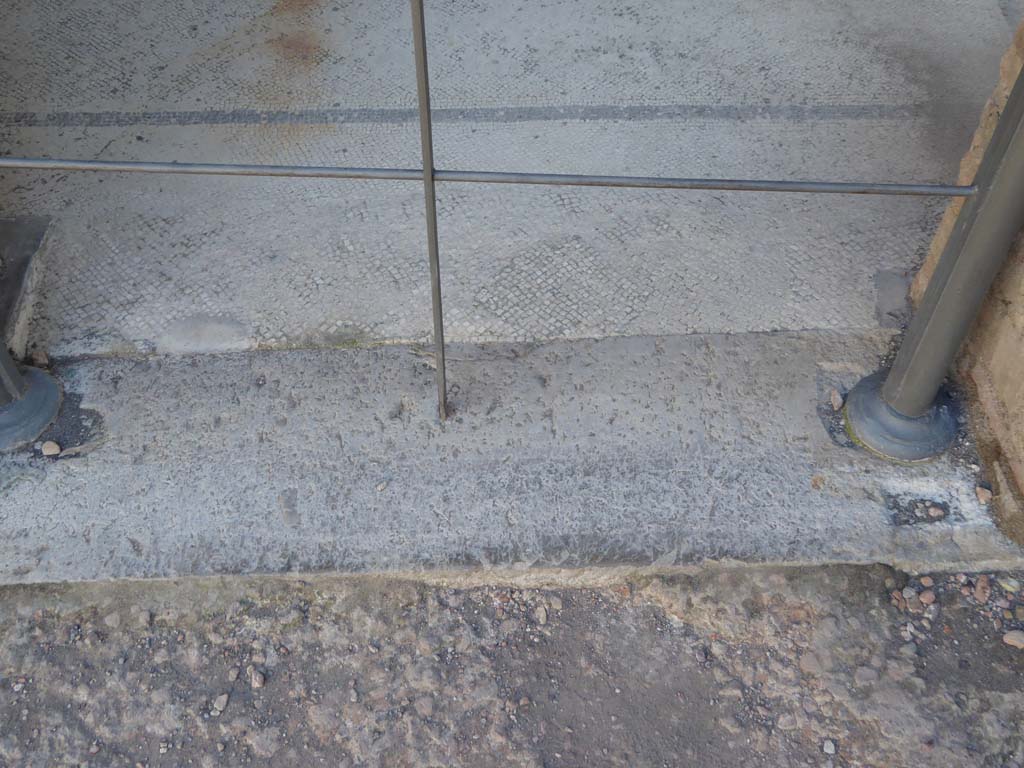 VI.16.7 Pompeii. September 2015. Room G, doorway threshold from side doorway in south wall; of atrium B.
Foto Annette Haug, ERC Grant 681269 DÉCOR.