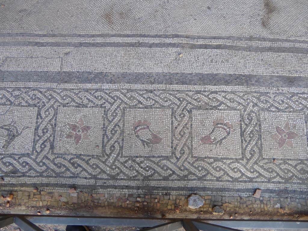 VI.16.7 Pompeii. September 2015. Tablinum E, detail of mosaic doorway threshold at south end of doorway.
Foto Annette Haug, ERC Grant 681269 DÉCOR.
