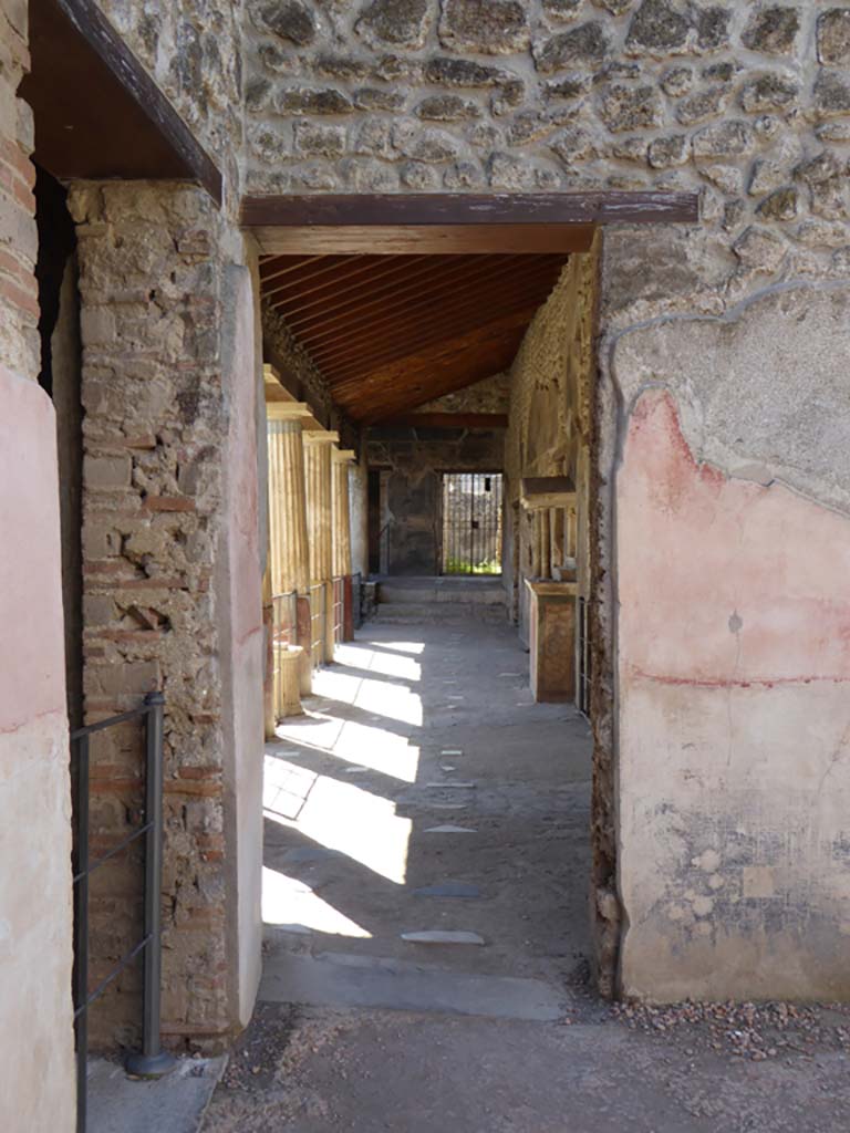 VI.16.7 Pompeii. September 2015.
Looking west from south-west corner of atrium B, towards doorway to north portico of peristyle garden.
Foto Annette Haug, ERC Grant 681269 DÉCOR.
