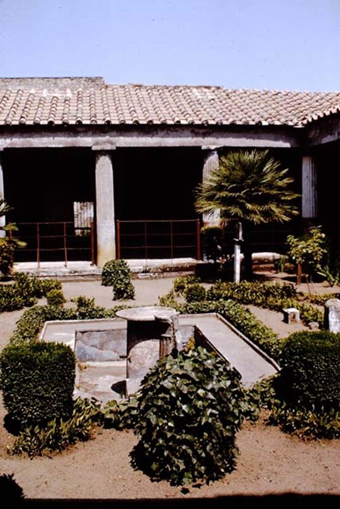 VI.16.7 Pompeii. 1964. Looking towards south-east corner of peristyle. Photo by Stanley A. Jashemski.
Source: The Wilhelmina and Stanley A. Jashemski archive in the University of Maryland Library, Special Collections (See collection page) and made available under the Creative Commons Attribution-Non Commercial License v.4. See Licence and use details.
J64f1876