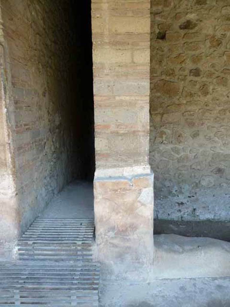 VI.16.7 Pompeii. May 2010. South side of corridor 01.