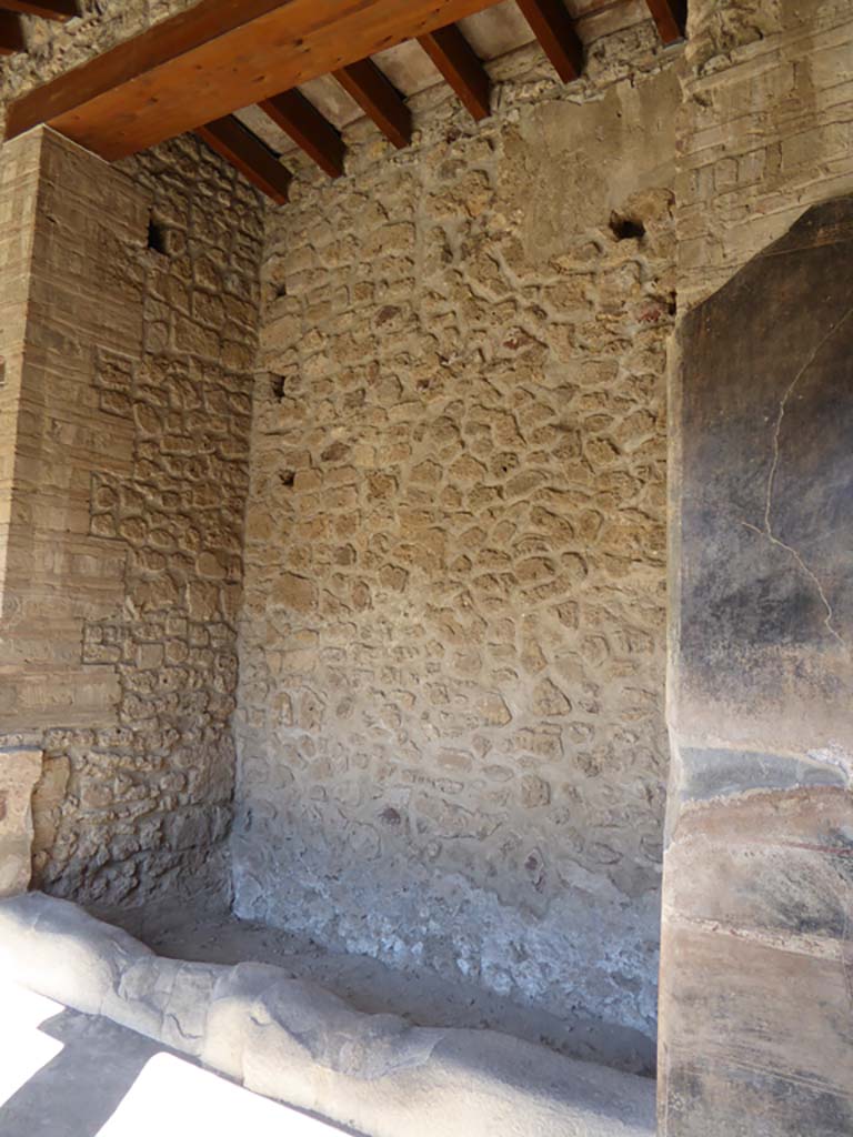 VI.16.7 Pompeii. September 2015. Shallow space 03, on east side of portico, looking north-east.
Foto Annette Haug, ERC Grant 681269 DÉCOR.