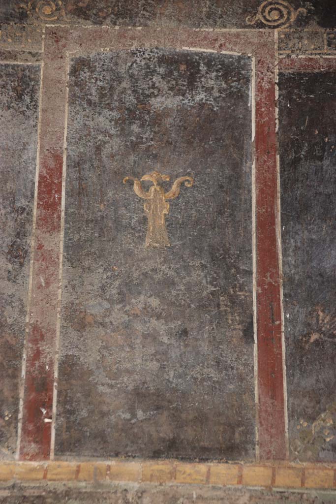 VI.16.7 Pompeii. September 2021.
Peristyle F, detail from east wall of east portico at the southern end left of the lararium.
Photo courtesy of Klaus Heese.
