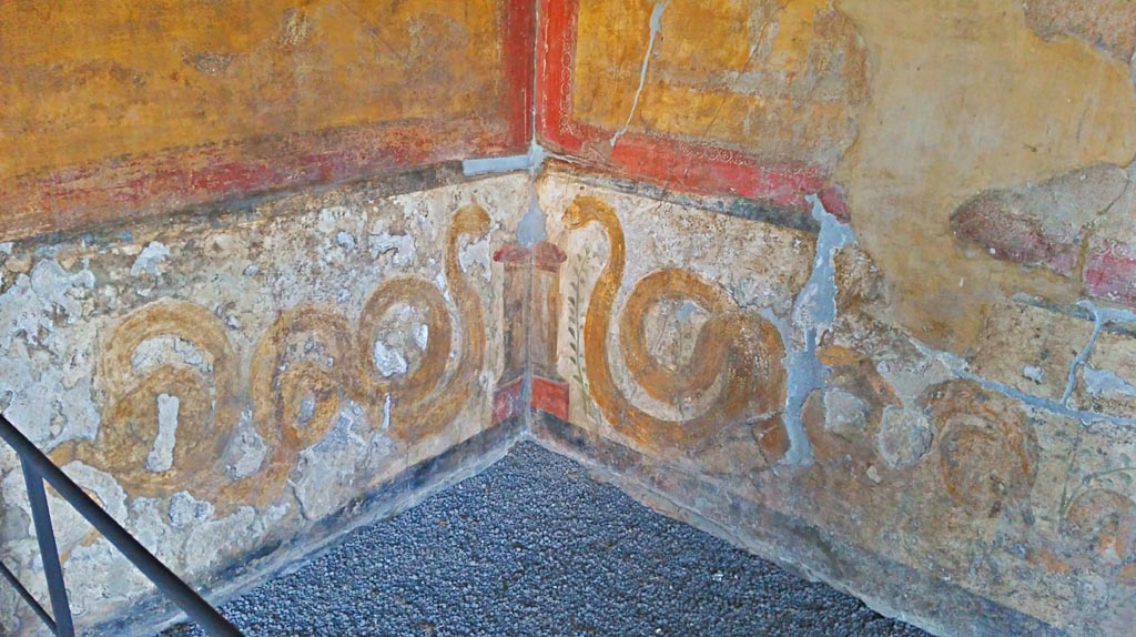 VI.16.7 Pompeii. December 2019.
Lower painted lararium in south-east corner with two serpents approaching an altar. Photo courtesy of Giuseppe Ciaramella.
