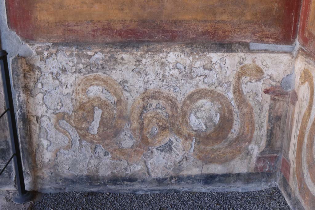 VI.16.7 Pompeii. December 2018.
Room F, lararium with painted serpents on either side of a painted altar, on east wall of peristyle. Photo courtesy of Aude Durand.