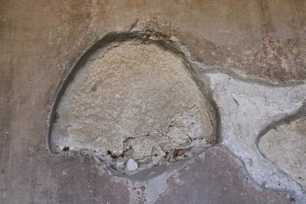 VI.16.7 Pompeii. December 2018.
South wall of south portico, site of Relief of Venus and cupid (see below) at the entrance to a grotto (0.32m high).
Photo courtesy of Aude Durand.