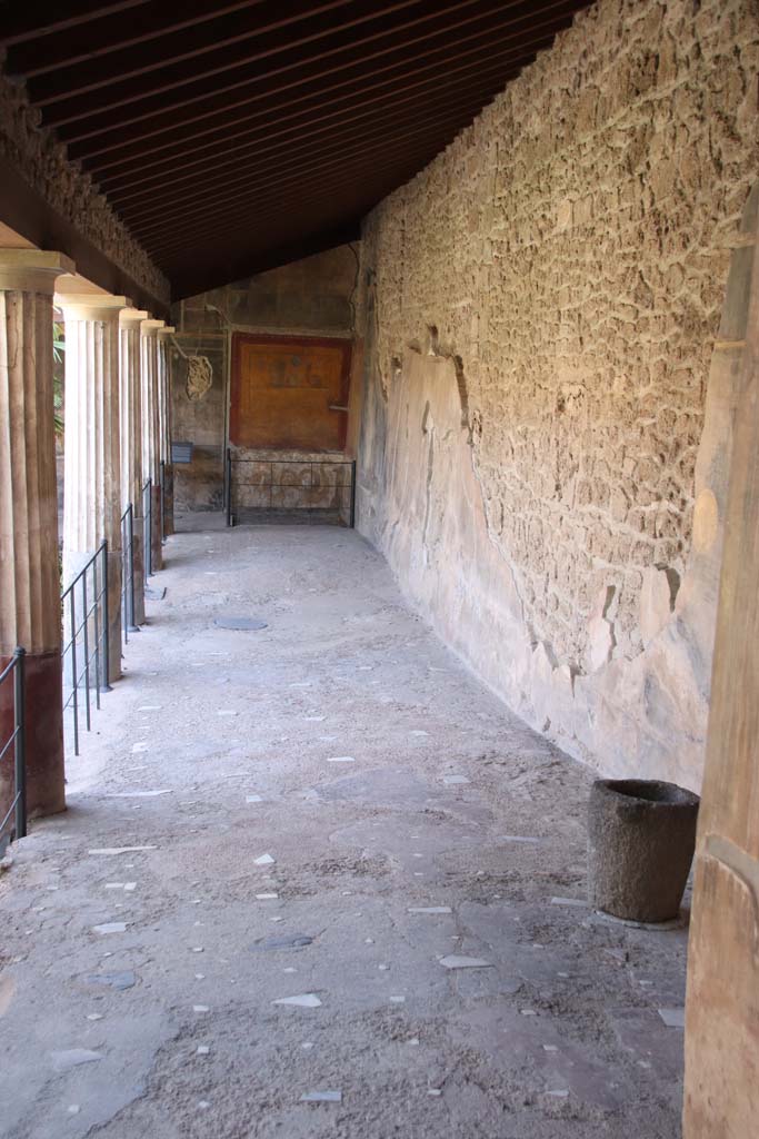 VI.16.7 Pompeii. September 2021.
Looking east along south portico towards lararium in south-east corner. Photo courtesy of Klaus Heese.