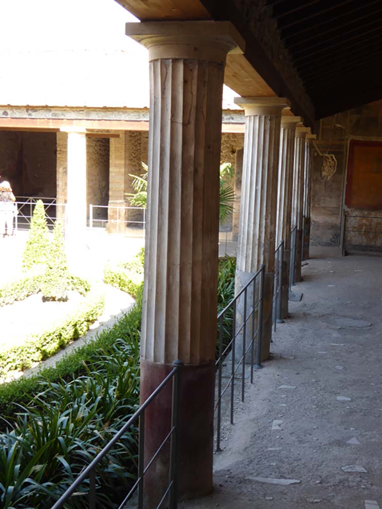 VI.16.7 Pompeii. September 2015. Looking east along columns in south portico.
Foto Annette Haug, ERC Grant 681269 DÉCOR.
