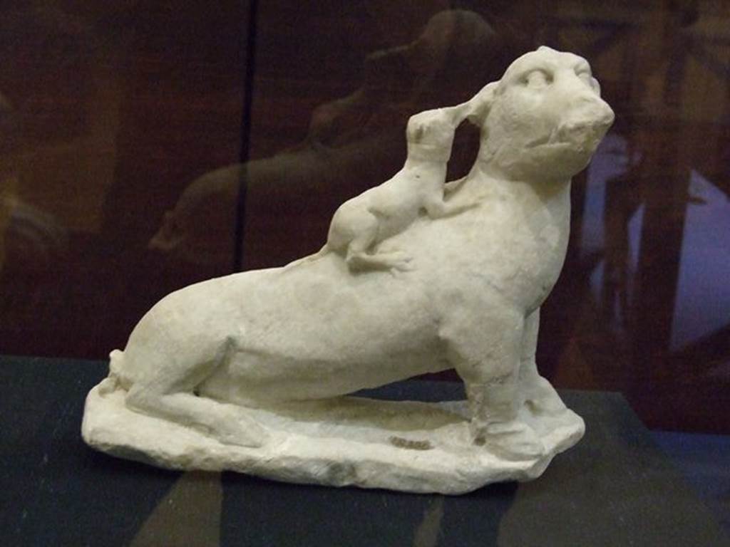 VI.16.7 Pompeii. Room F. Peristyle garden. South side. Marble statuette of a dog biting a boar. SAP 20370. Photographed at “A Day in Pompeii” exhibition at Melbourne Museum. September 2009.