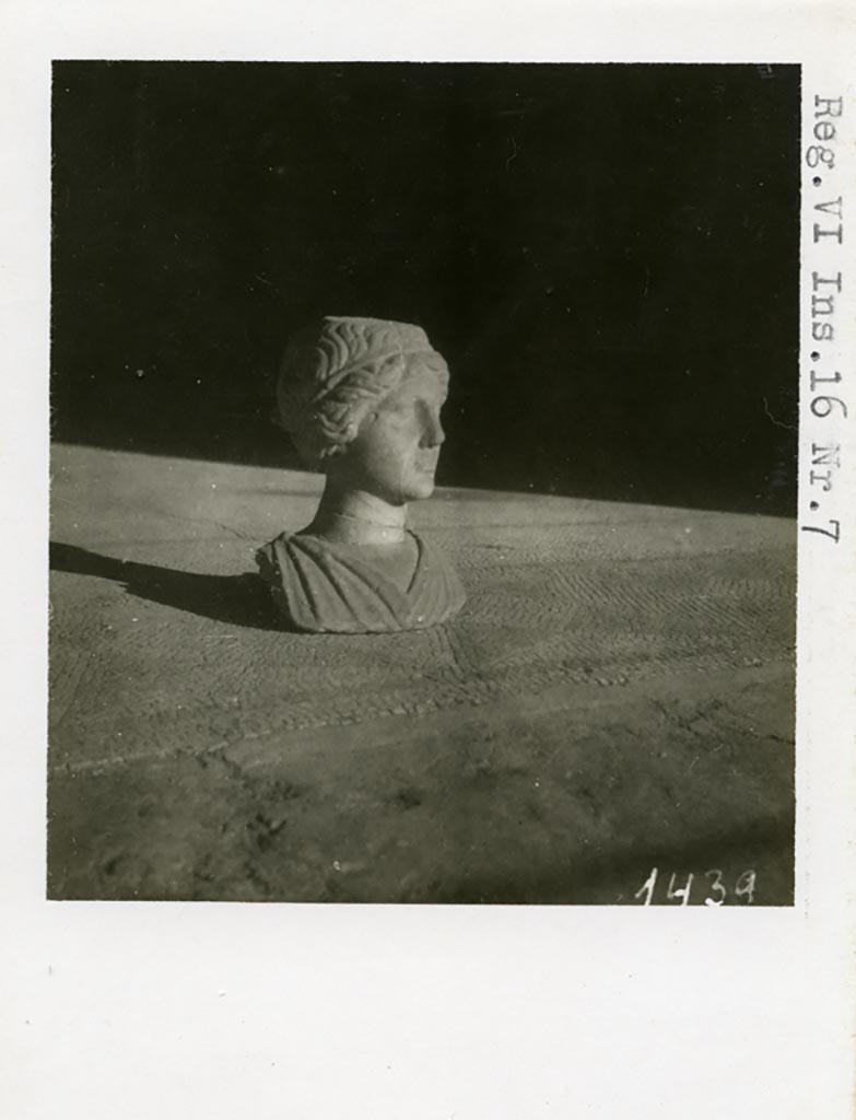 VI.16.7 Pompei. Pre-1937-39. Bust of female, photographed in portico.
Photo courtesy of American Academy in Rome, Photographic Archive. Warsher collection no. 1439.