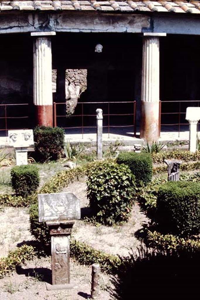VI.16.7 Pompeii, 1968. Looking north across peristyle garden. Photo by Stanley A. Jashemski.
Source: The Wilhelmina and Stanley A. Jashemski archive in the University of Maryland Library, Special Collections (See collection page) and made available under the Creative Commons Attribution-Non Commercial License v.4. See Licence and use details. J68f0208