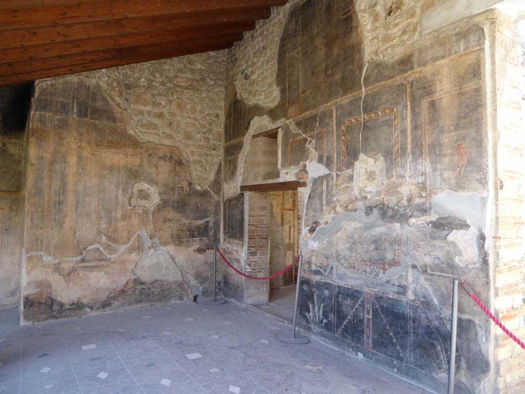 VI.16.7 Pompeii. September 2015. Looking towards south-west corner of portico, with doorway to room Q, in centre.
Foto Annette Haug, ERC Grant 681269 DÉCOR.