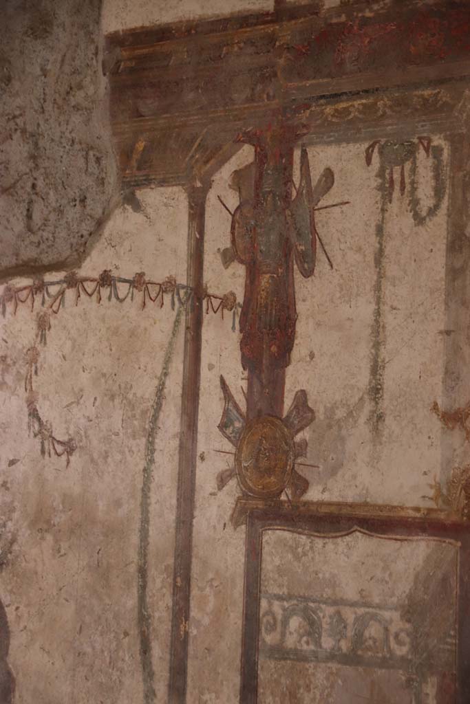 VI.16.7 Pompeii. September 2021.
Room Q, painted decoration on north wall at upper east end of central panel. Photo courtesy of Klaus Heese.