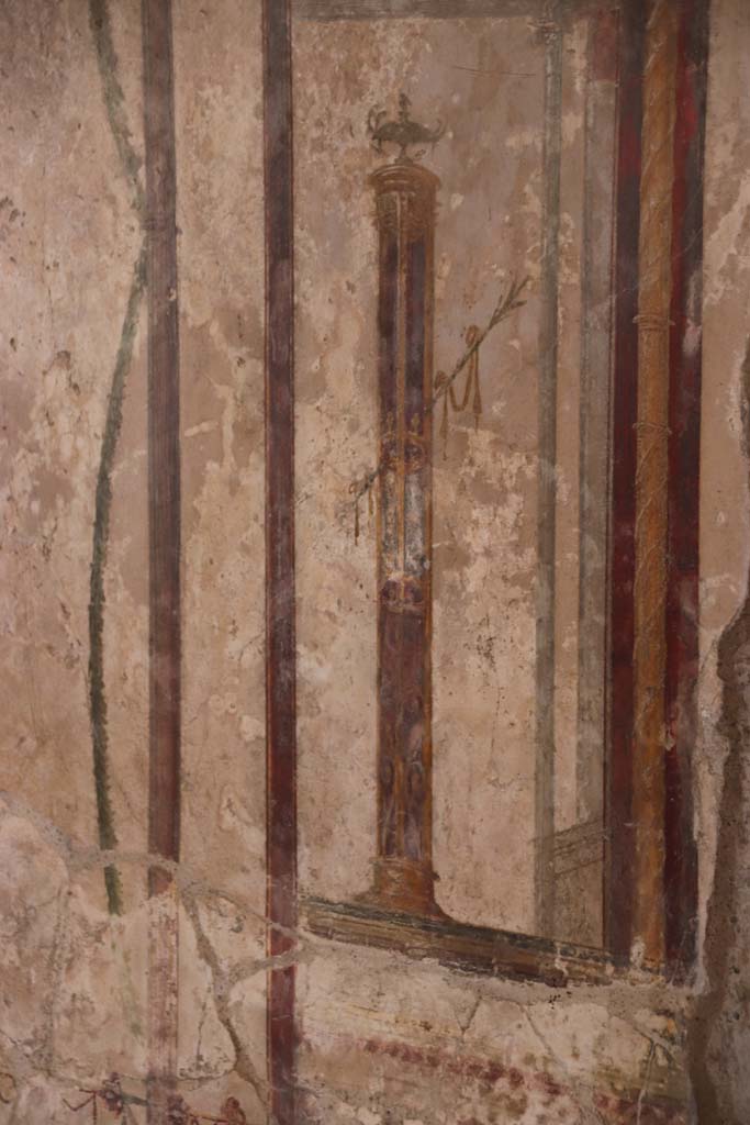 VI.16.7 Pompeii. September 2021.
Room Q, detail of painted decoration from east side of central panel on north wall. Photo courtesy of Klaus Heese.