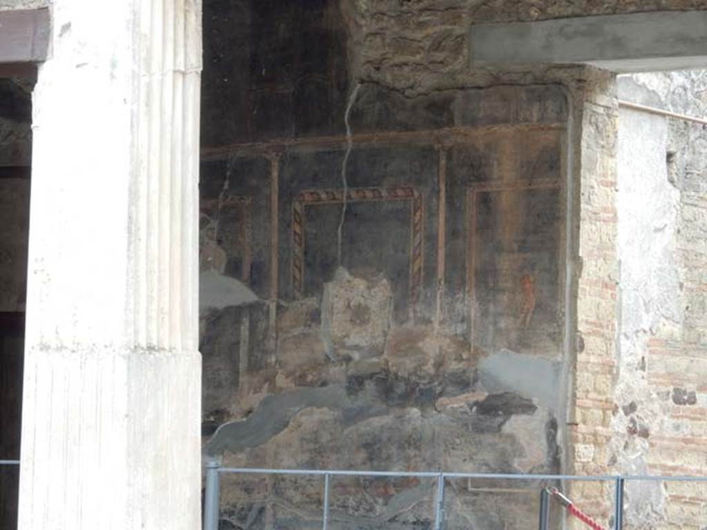 VI.16.7 Pompeii. May 2016. West portico, painted wall decoration from west wall on south side of doorway to large triclinium. Photo courtesy of Buzz Ferebee.