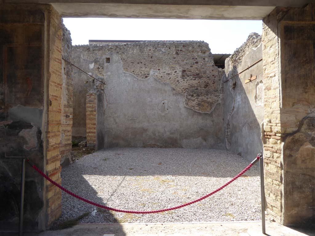 VI.16.7 Pompeii. September 2015. Triclinium O, looking west from portico towards doorway.
Foto Annette Haug, ERC Grant 681269 DÉCOR.