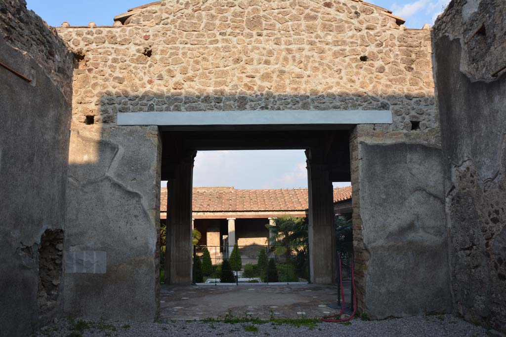 VI.16.7 Pompeii. March 2019. Triclinium O, looking east towards west portico and peristyle.
Foto Annette Haug, ERC Grant 681269 DÉCOR.