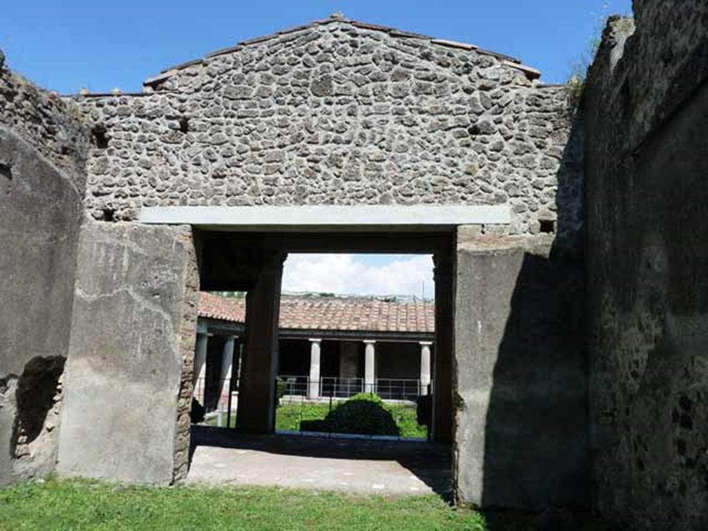 VI.16.7 Pompeii. May 2010. Looking east from room O, large triclinium, towards peristyle.