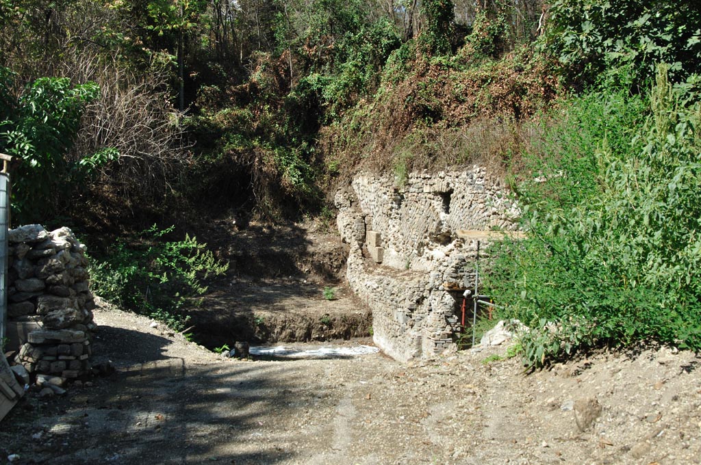 VI.17.25/23 Pompeii. September 2017. Lowest level of the house, at the rear of VI.17.23.
Looking towards rooms on east side of portico at rear of house. Photo courtesy of Domenico Esposito.