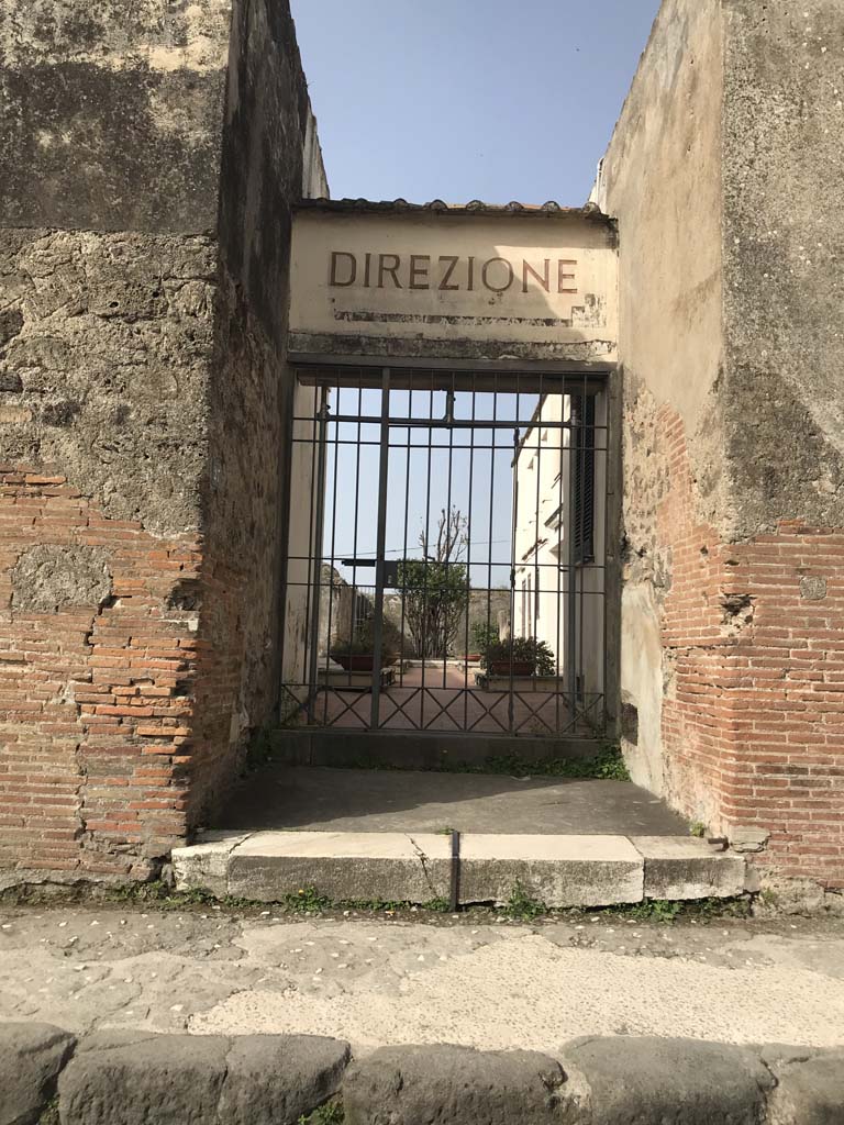 VI.17.27 Pompeii. April 2019. Looking towards entrance doorway on west side of Via Consolare.
Photo courtesy of Rick Bauer.