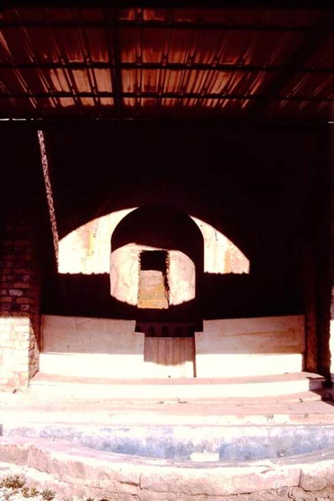 VI.17.42 Pompeii. 1984. Looking east across the pool towards the triclinium.
Source: The Wilhelmina and Stanley A. Jashemski archive in the University of Maryland Library, Special Collections (See collection page) and made available under the Creative Commons Attribution-Non Commercial License v.4. See Licence and use details.
J84f0093