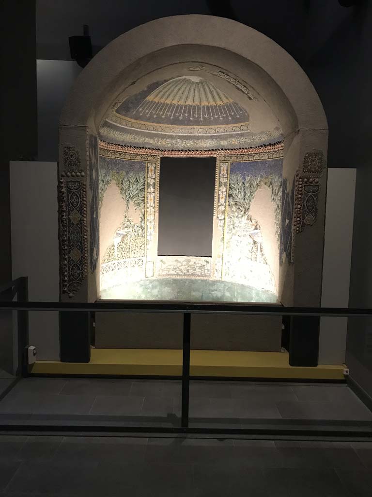 VI.17.42 Pompeii. April 2019, on display in Antiquarium.
Summer triclinium 31, original nymphaeum mosaic pattern reconstructed in exhibition apse.
Photo courtesy of Rick Bauer.