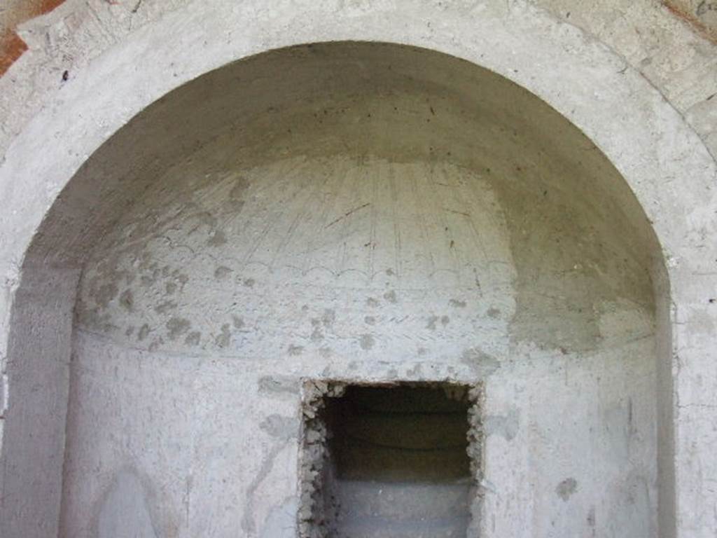 VI.17.42 Pompeii. May 2006. Summer triclinium 31, nymphaeum showing remains of pattern of glass mosaic and shells.