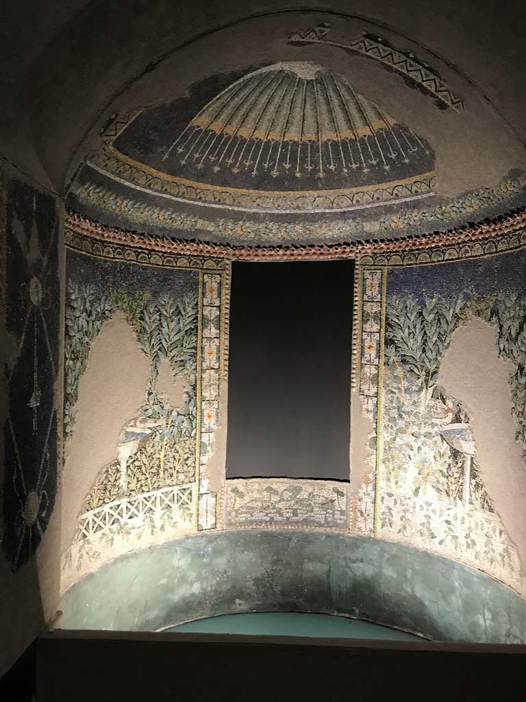 VI.17.42 Pompeii. April 2019, on display in Antiquarium.
Summer triclinium 31, detail of original nymphaeum mosaic pattern reconstructed in exhibition apse.
Photo courtesy of Rick Bauer.