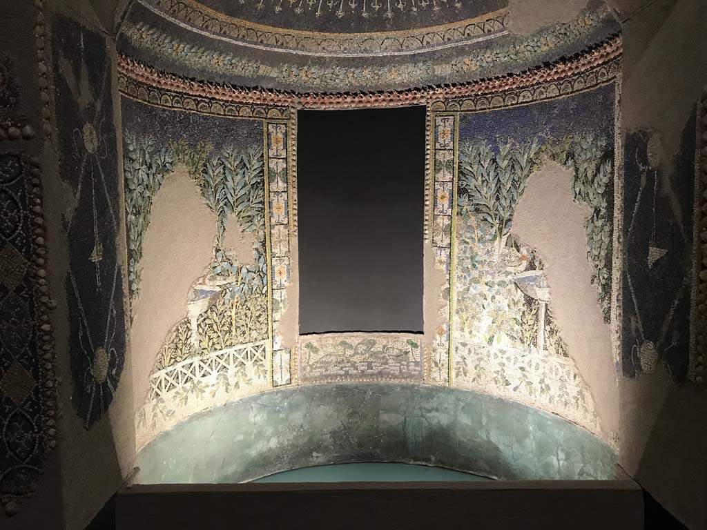 VI.17.42 Pompeii. April 2019, on display in Antiquarium.
Summer triclinium 31, detail of original nymphaeum mosaic pattern reconstructed in exhibition apse.
Photo courtesy of Rick Bauer.