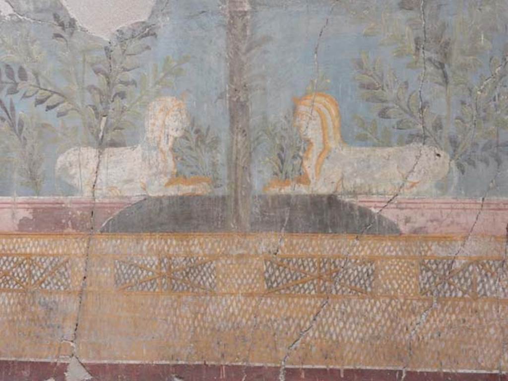 VI.17.42, Pompeii, May 2018. Summer triclinium 31.
Detail of fragment of the wall of the summer triclinium decorated with a pair of facing Sphynxes within a lush garden.
Archaeological Park of Pompeii, inv 87228. Photo courtesy of Buzz Ferebee.