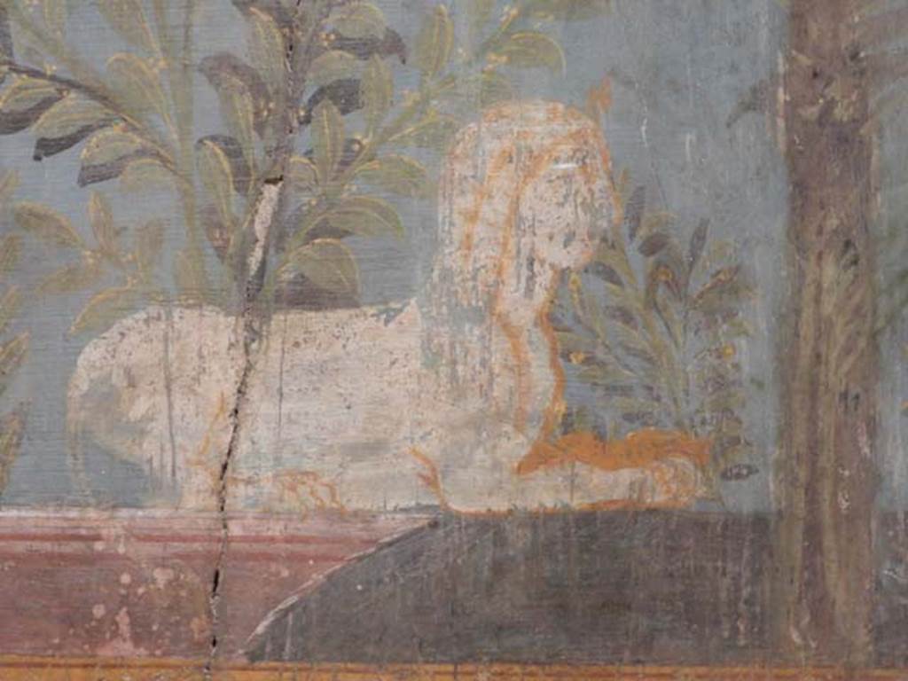 VI.17.42, Pompeii, May 2018. Summer triclinium 31.
Detail of facing Sphynx, looking right. Archaeological Park of Pompeii, inv 87228.
Photo courtesy of Buzz Ferebee.