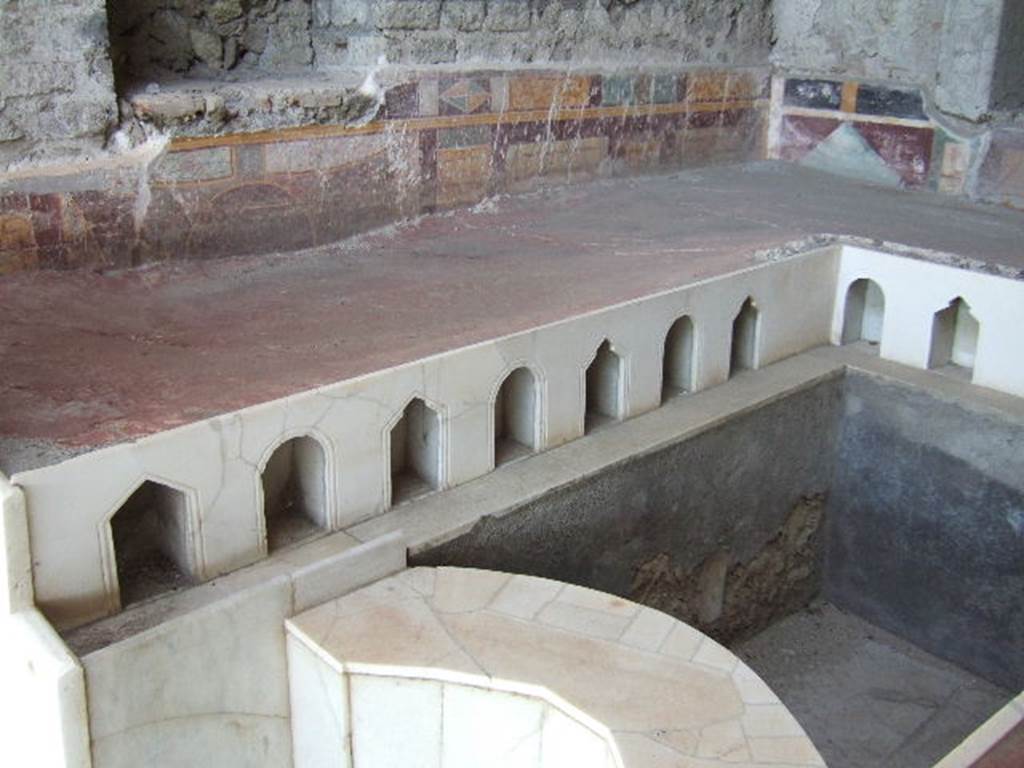 VI.17.42 Pompeii. May 2006. Summer triclinium 31, north side of triclinium bed. Marble front edges with architecturally shaped niches.