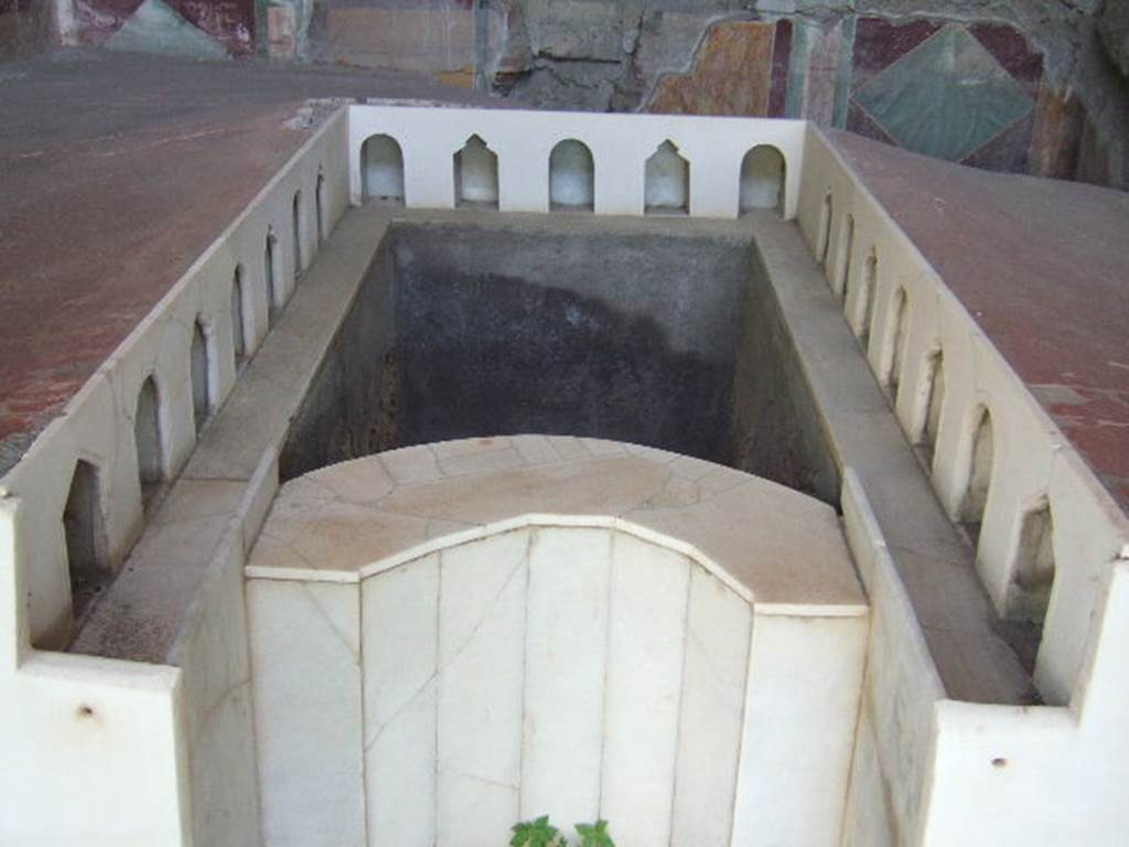 VI.17.42 Pompeii. May 2006. Summer triclinium 31, ornate marble water triclinium. Water fell down the steps of the apsed fountain and then produced a jet in the pool in the centre of the couches. This then emptied into the pool in the garden below. See Jashemski, W. F., 1993. The Gardens of Pompeii, Volume II: Appendices. New York: Caratzas. (p. 166).
