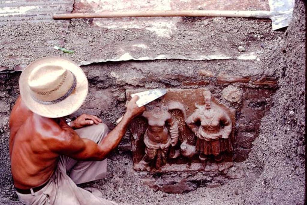 VI.17.42, Pompeii, 1983. Terracotta plaque found embedded into the face of the surrounding wall of the garden. Photo by Sally Gladden.
Source: The Wilhelmina and Stanley A. Jashemski archive in the University of Maryland Library, Special Collections (See collection page) and made available under the Creative Commons Attribution-Non Commercial License v.4. See Licence and use details. J80f0587