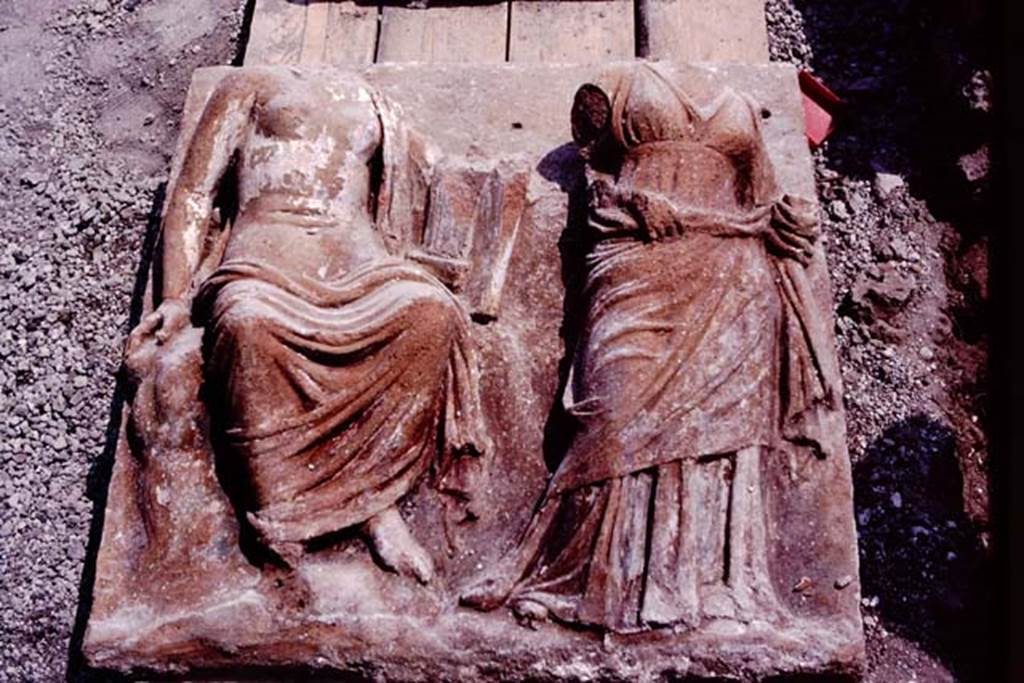 VI.17.42, Pompeii. 1983. Detail of figures on terracotta plaque. Photo by Sally Gladden.
Source: The Wilhelmina and Stanley A. Jashemski archive in the University of Maryland Library, Special Collections (See collection page) and made available under the Creative Commons Attribution-Non Commercial License v.4. See Licence and use details. J80f0594